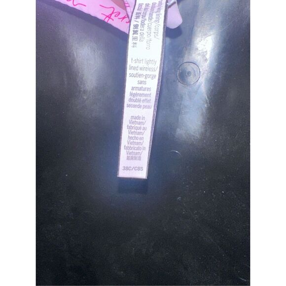 Beautiful Victoria’s Secret lightly Lined t-shirt pink logo Bra 38C Good CONDIT - Picture 5 of 5